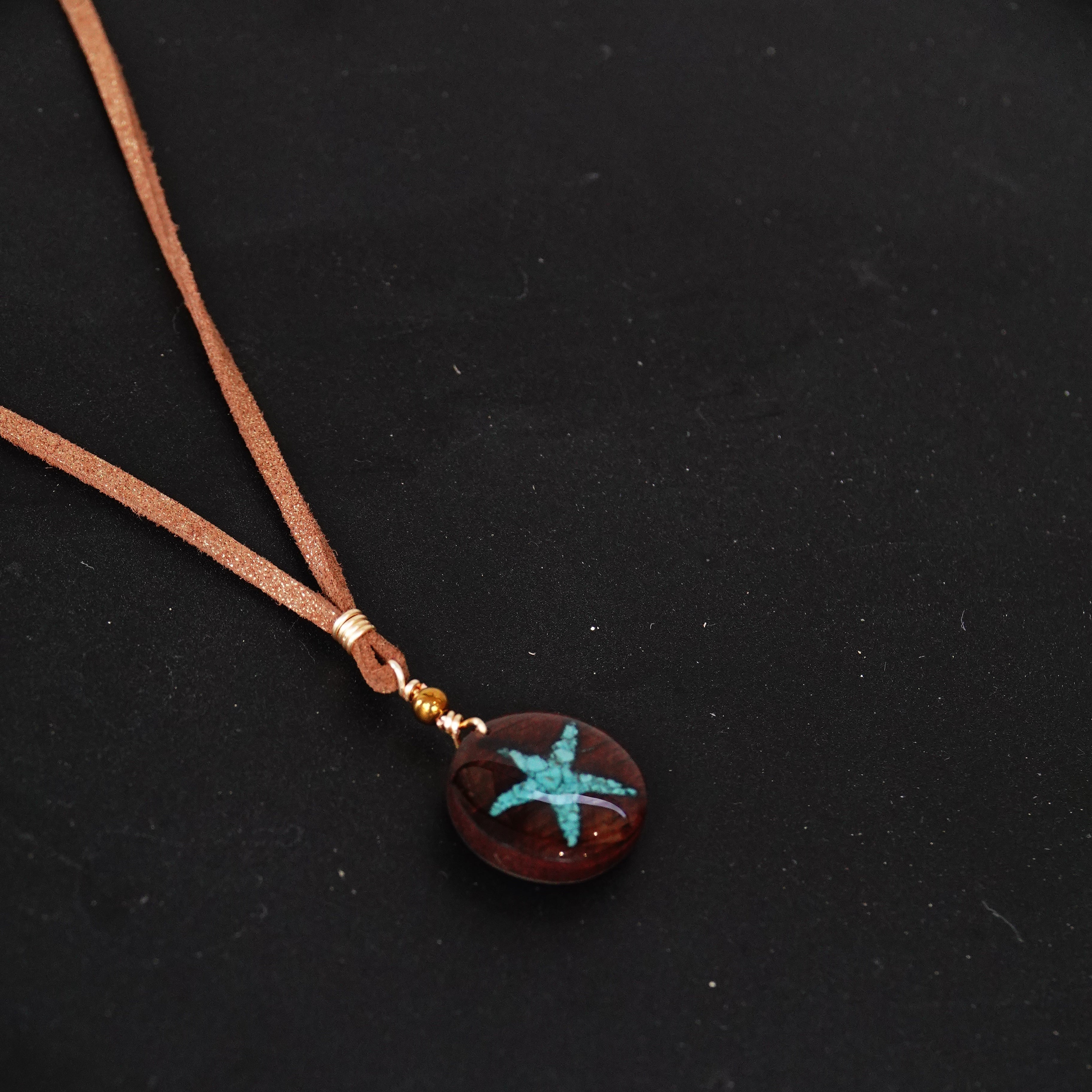 Leather necklace with a starfish pendant 